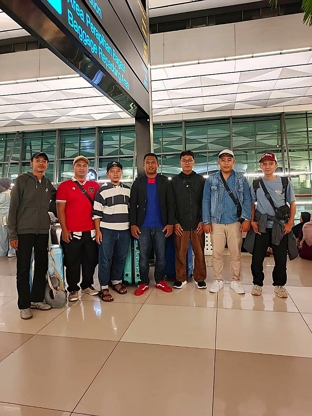 Peserta SGC bersama di bandara sebelum keberangkatan